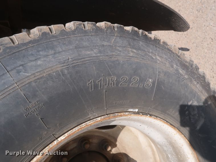 image for item EJ9771 2006 International 7300  bucket truck