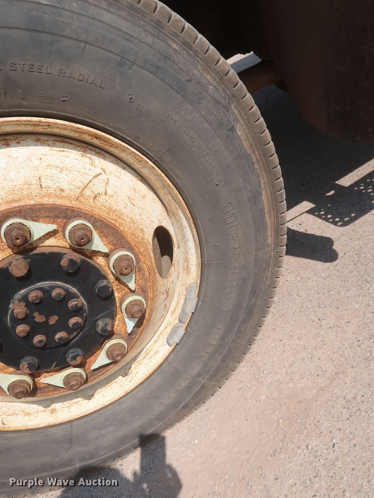 image for item EJ9771 2006 International 7300  bucket truck