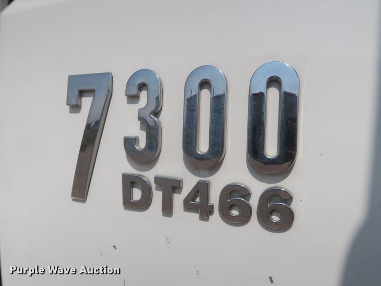 image for item EJ9771 2006 International 7300  bucket truck