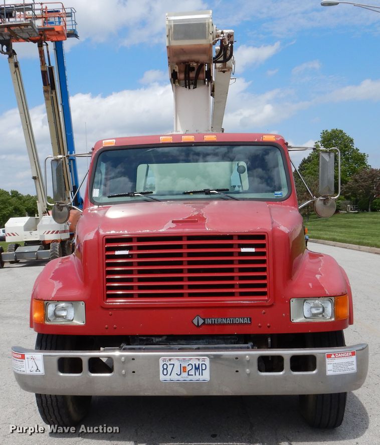 image for item EK9228 1996 International 4700  crane truck