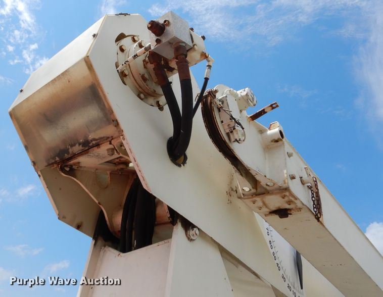 image for item EK9228 1996 International 4700  crane truck