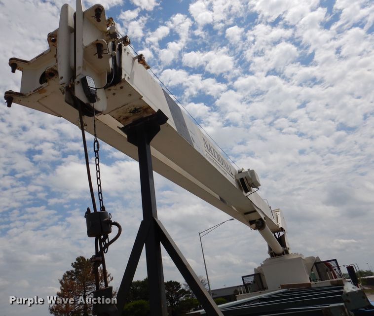 image for item EK9228 1996 International 4700  crane truck