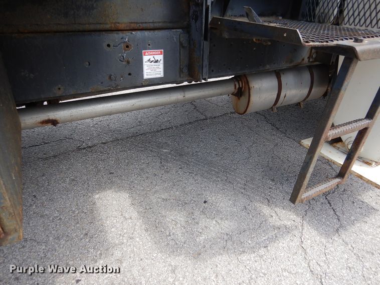 image for item EK9228 1996 International 4700  crane truck