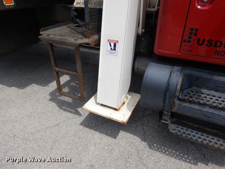 image for item EK9228 1996 International 4700  crane truck