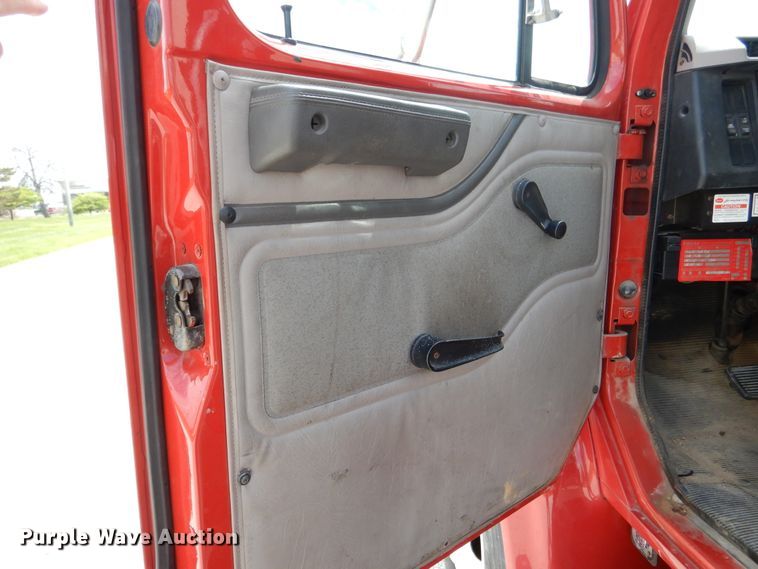 image for item EK9228 1996 International 4700  crane truck