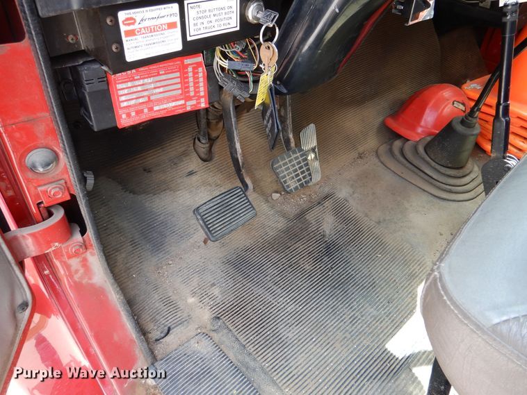 image for item EK9228 1996 International 4700  crane truck