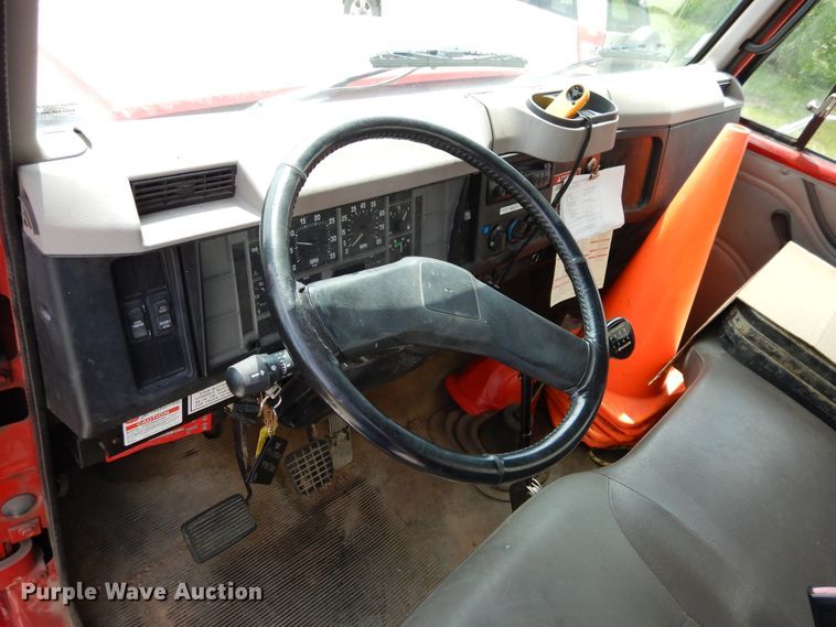 image for item EK9228 1996 International 4700  crane truck