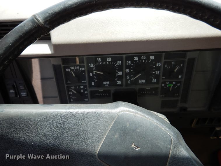 image for item EK9228 1996 International 4700  crane truck