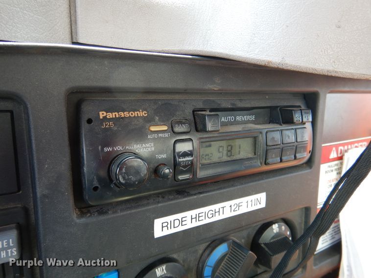 image for item EK9228 1996 International 4700  crane truck