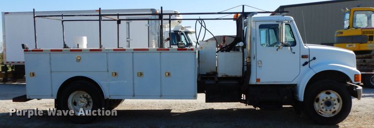 image for item FG9504 1994 International 4900  utility truck