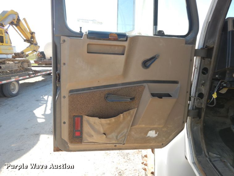 image for item FG9504 1994 International 4900  utility truck