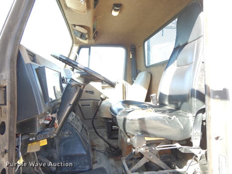 image for item FG9504 1994 International 4900  utility truck