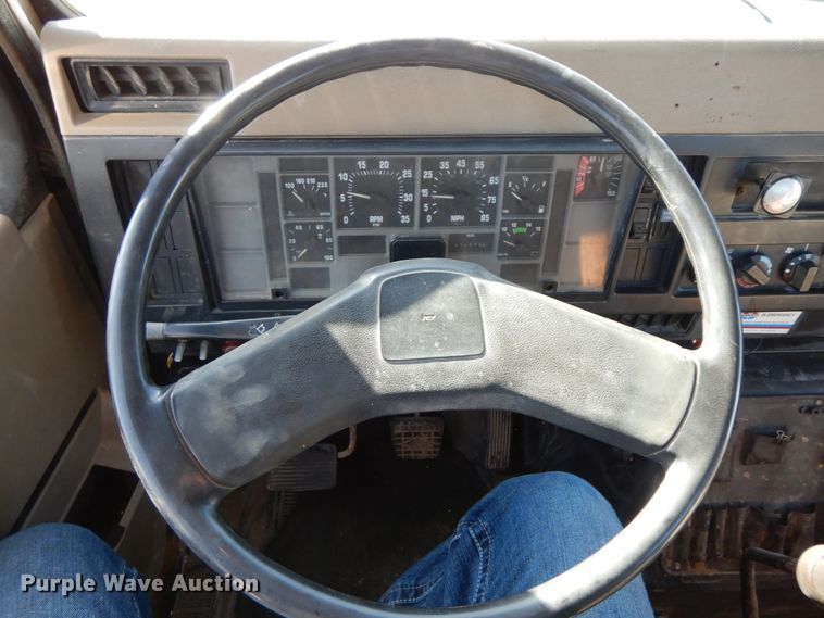 image for item FG9504 1994 International 4900  utility truck