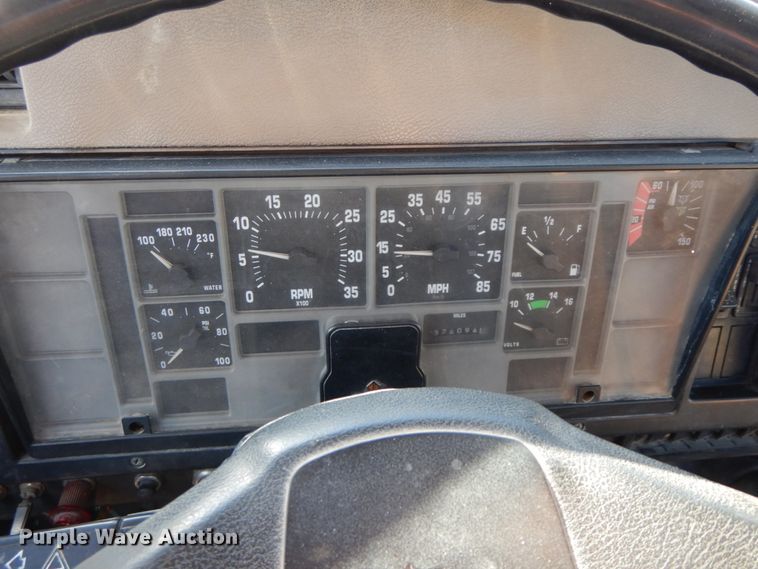 image for item FG9504 1994 International 4900  utility truck