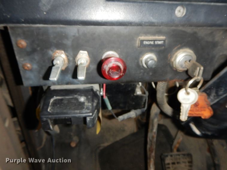 image for item FG9504 1994 International 4900  utility truck