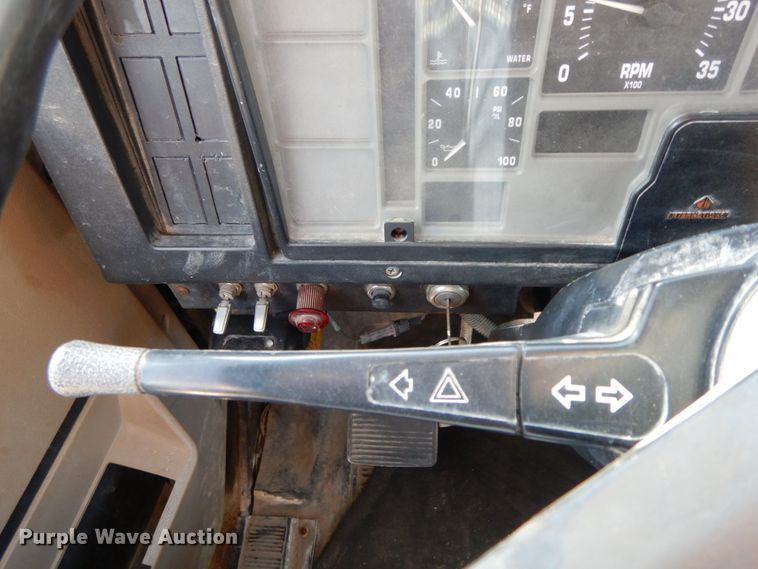 image for item FG9504 1994 International 4900  utility truck