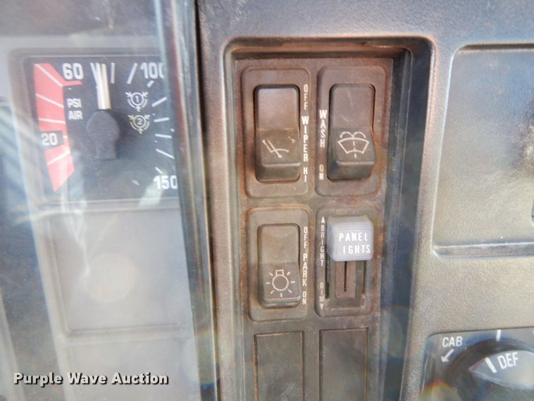 image for item FG9504 1994 International 4900  utility truck