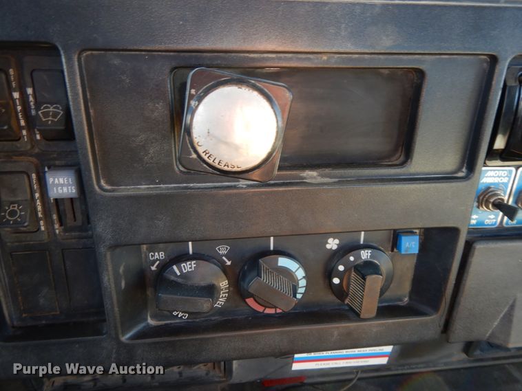 image for item FG9504 1994 International 4900  utility truck