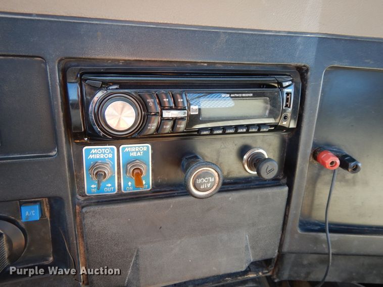 image for item FG9504 1994 International 4900  utility truck