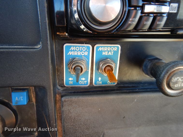 image for item FG9504 1994 International 4900  utility truck