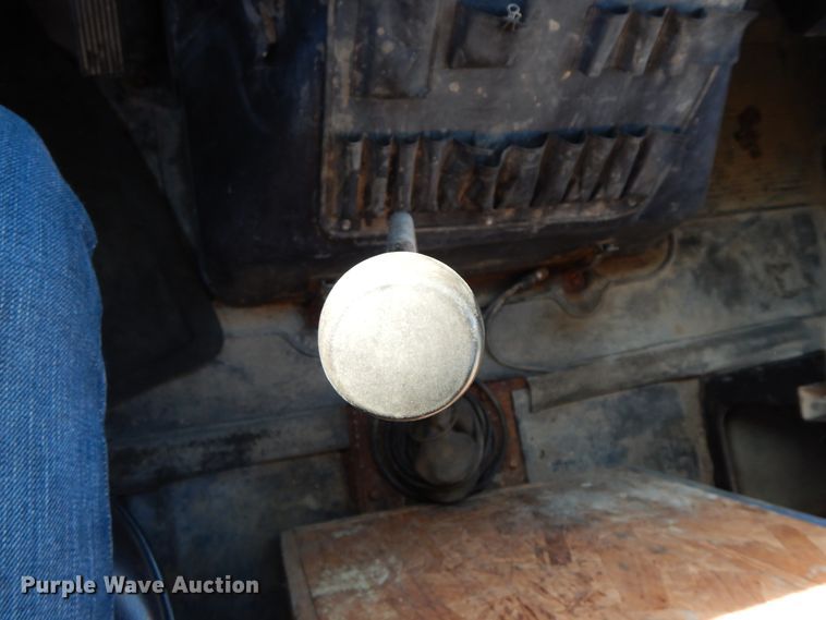 image for item FG9504 1994 International 4900  utility truck