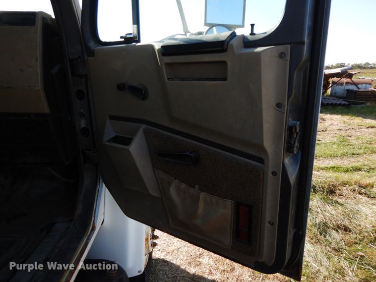 image for item FG9504 1994 International 4900  utility truck