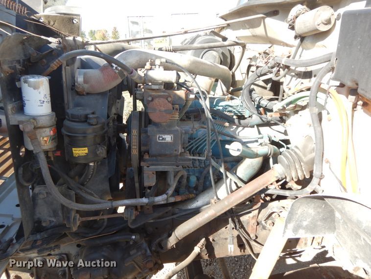 image for item FG9504 1994 International 4900  utility truck