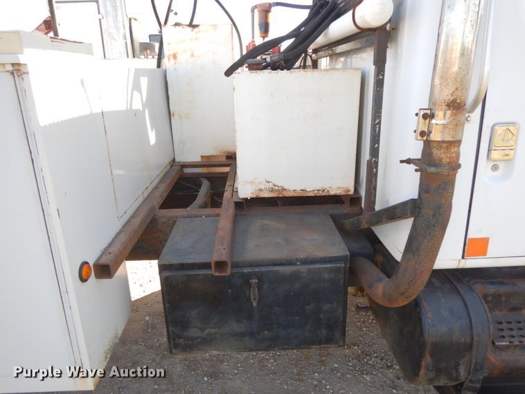 image for item FG9504 1994 International 4900  utility truck