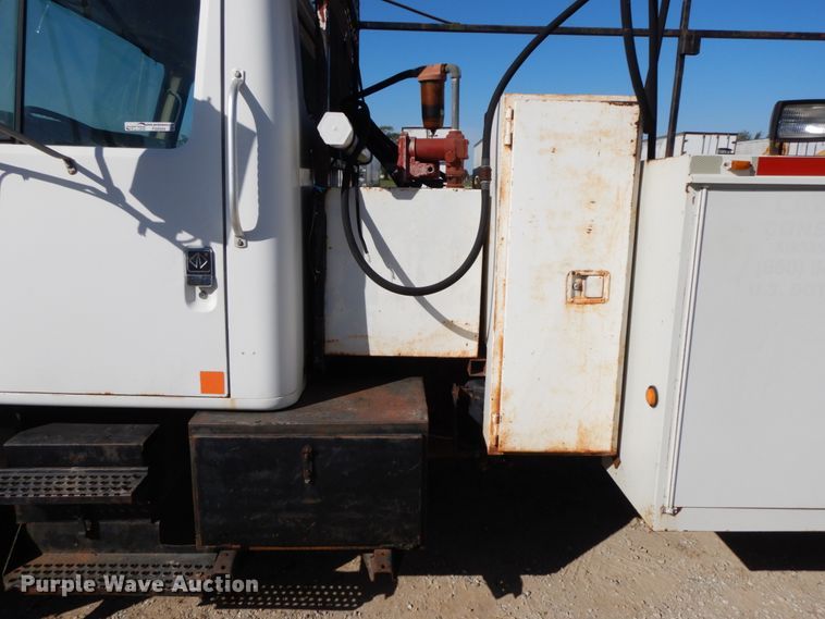 image for item FG9504 1994 International 4900  utility truck