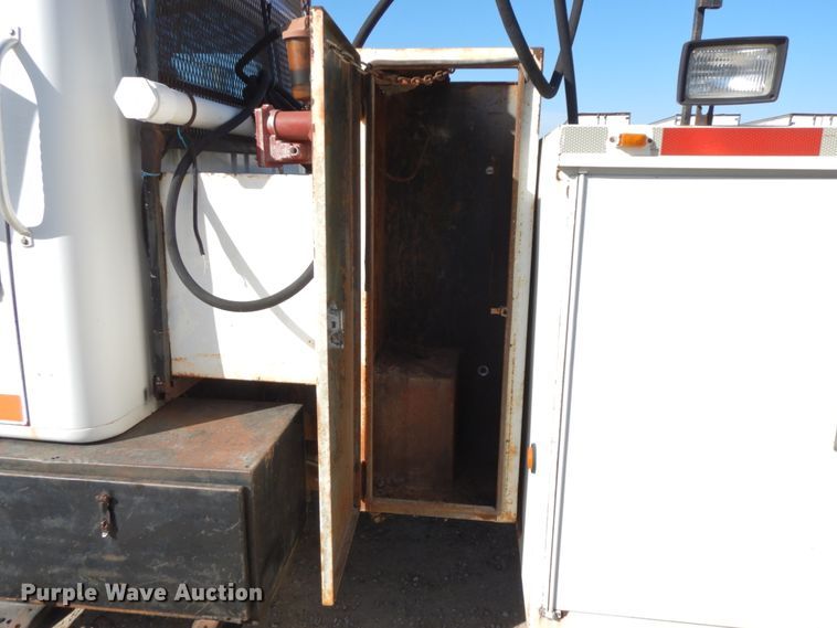 image for item FG9504 1994 International 4900  utility truck