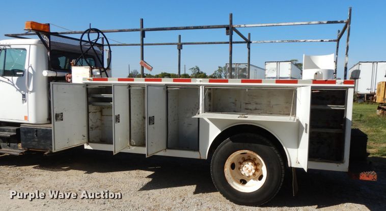 image for item FG9504 1994 International 4900  utility truck