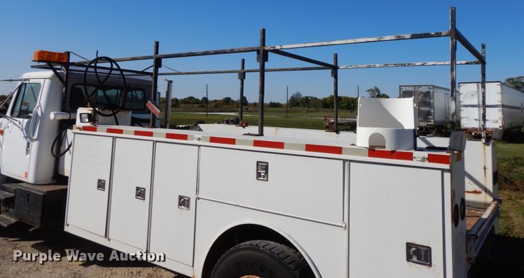 image for item FG9504 1994 International 4900  utility truck