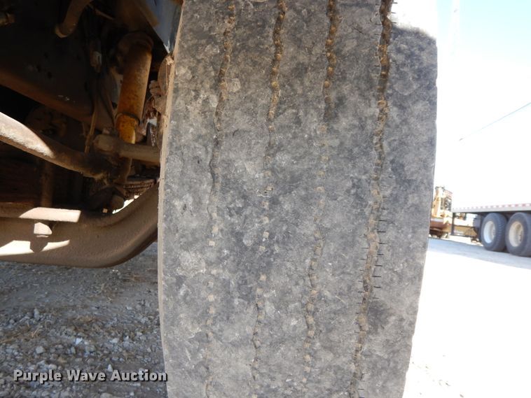 image for item FG9504 1994 International 4900  utility truck