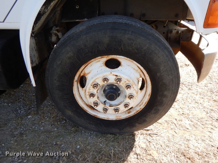 image for item FG9504 1994 International 4900  utility truck