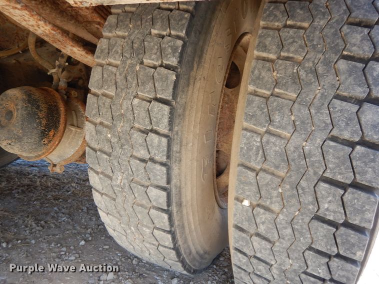 image for item FG9504 1994 International 4900  utility truck