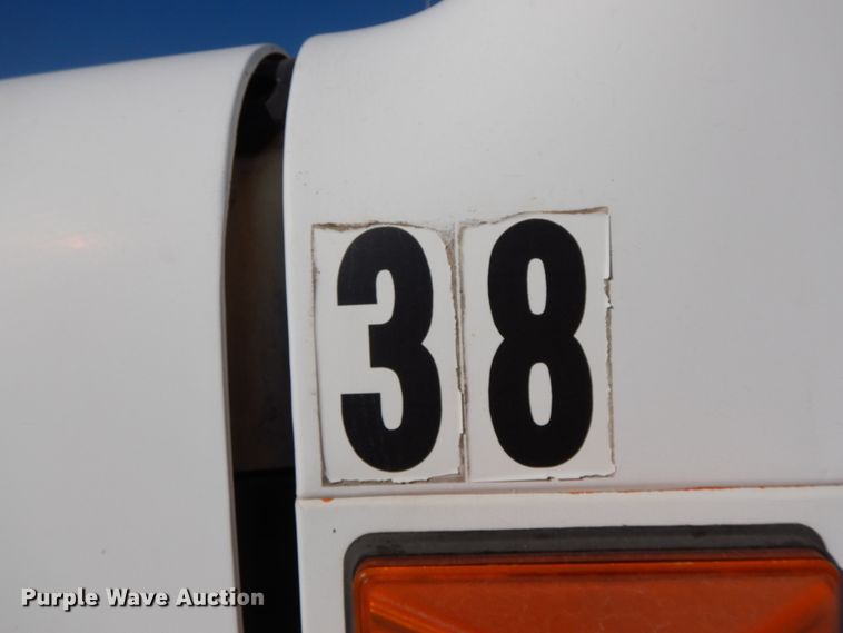 image for item FG9504 1994 International 4900  utility truck