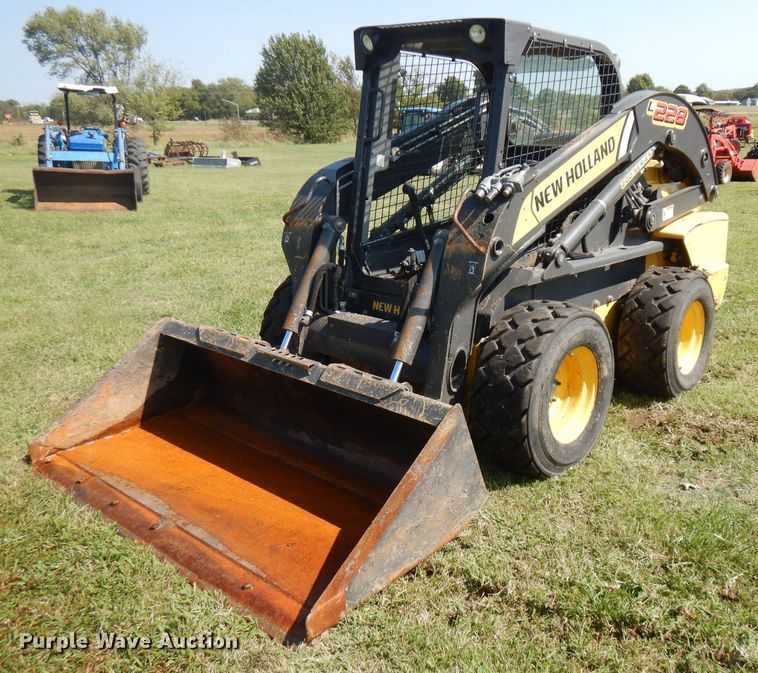 image for item FR9106 2016 New Holland L228  skid steer loader