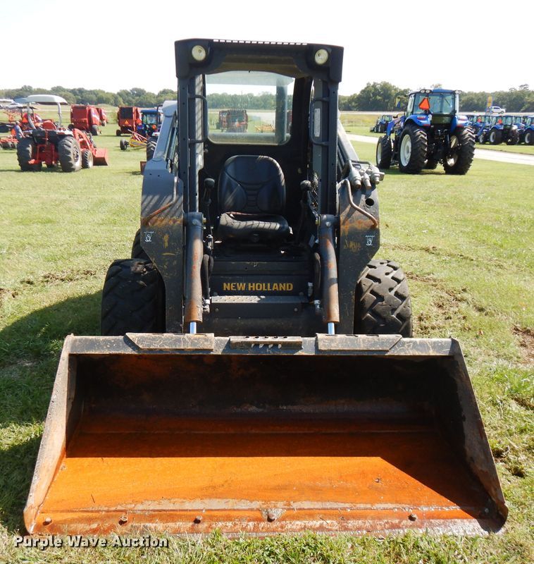 image for item FR9106 2016 New Holland L228  skid steer loader