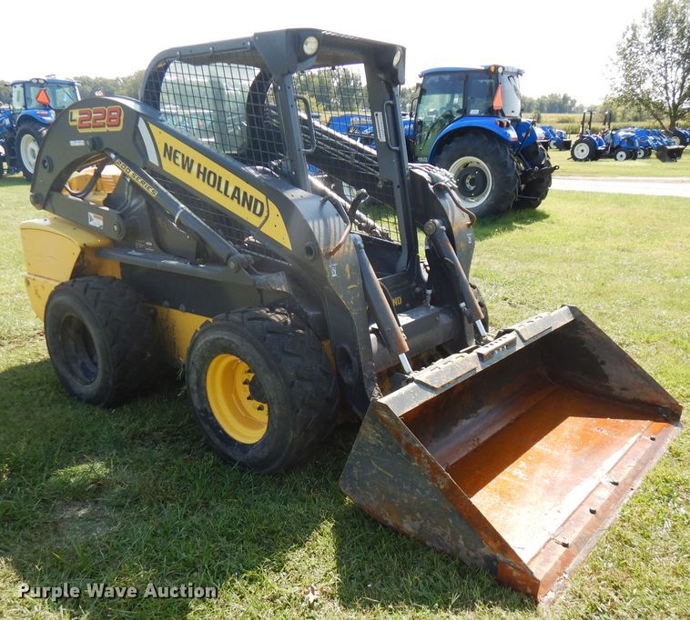 image for item FR9106 2016 New Holland L228  skid steer loader
