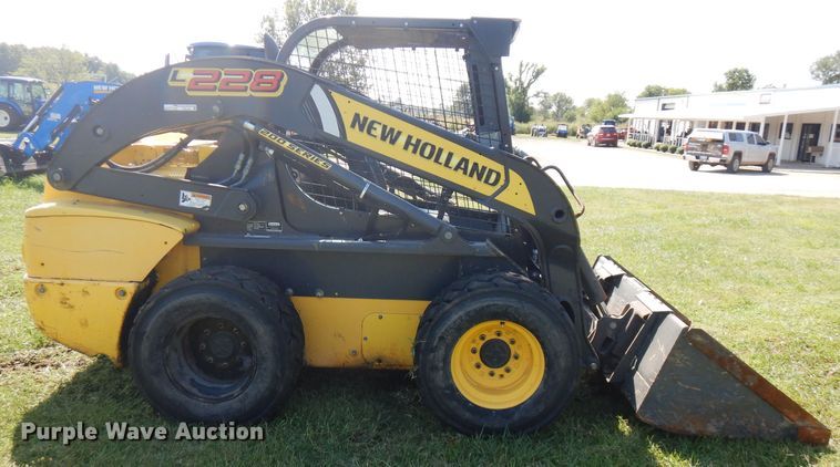 image for item FR9106 2016 New Holland L228  skid steer loader
