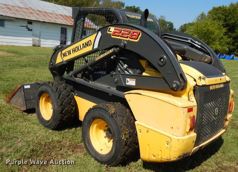 image for item FR9106 2016 New Holland L228  skid steer loader