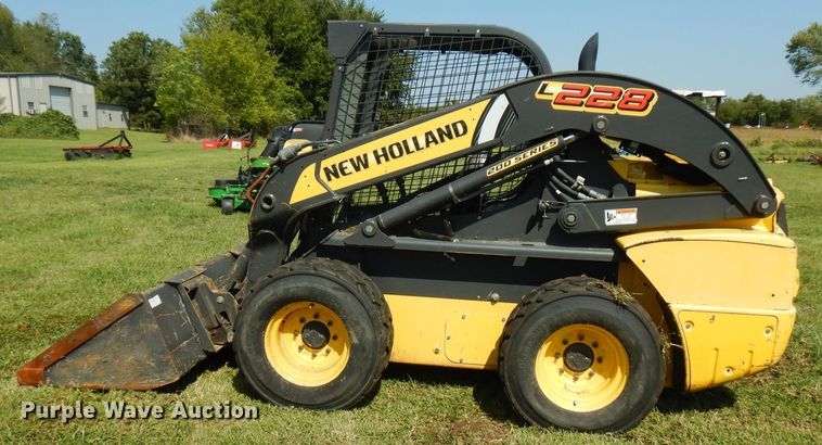 image for item FR9106 2016 New Holland L228  skid steer loader
