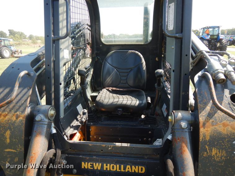 image for item FR9106 2016 New Holland L228  skid steer loader