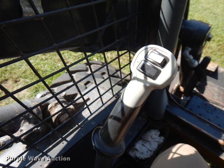 image for item FR9106 2016 New Holland L228  skid steer loader