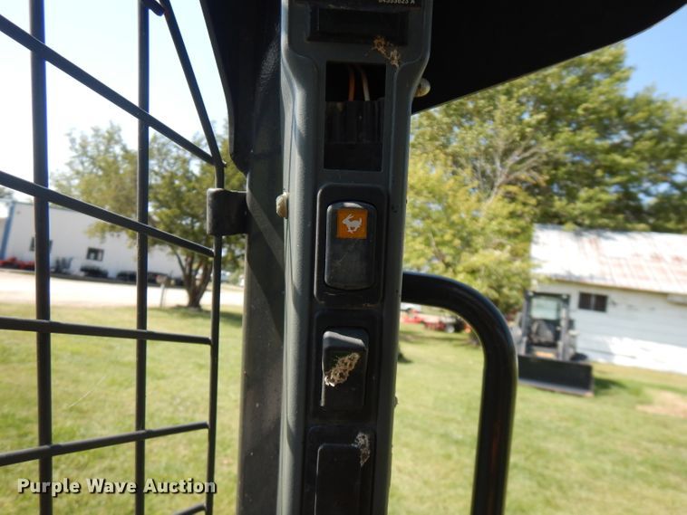 image for item FR9106 2016 New Holland L228  skid steer loader