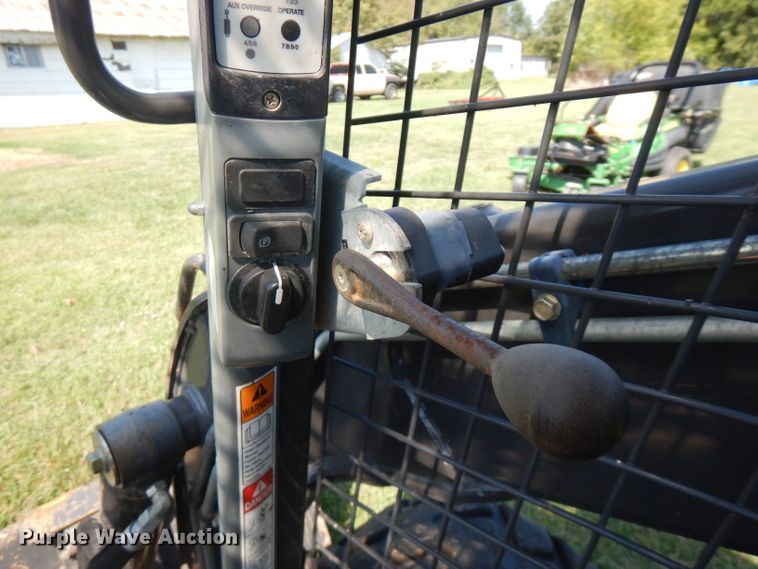 image for item FR9106 2016 New Holland L228  skid steer loader