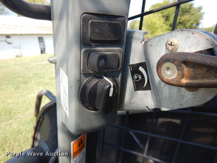 image for item FR9106 2016 New Holland L228  skid steer loader