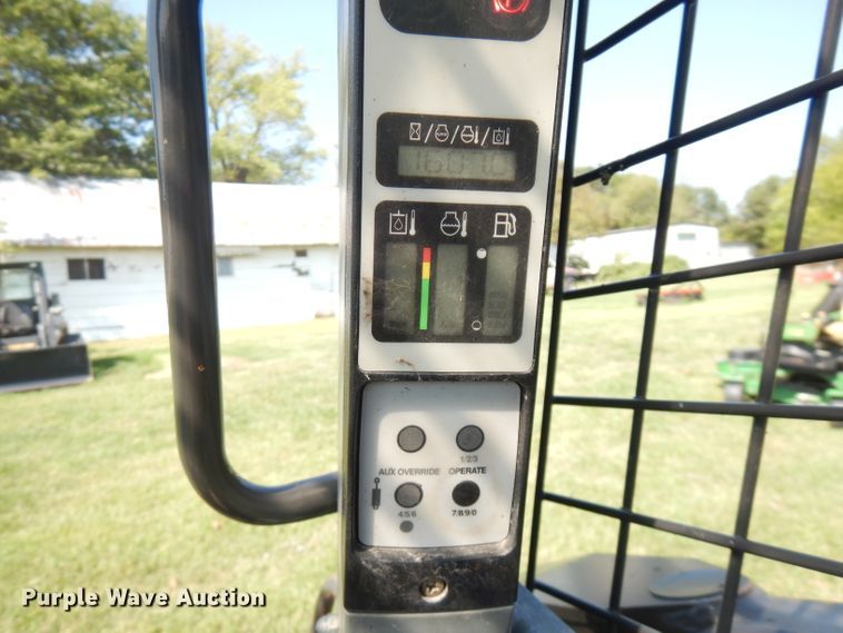 image for item FR9106 2016 New Holland L228  skid steer loader