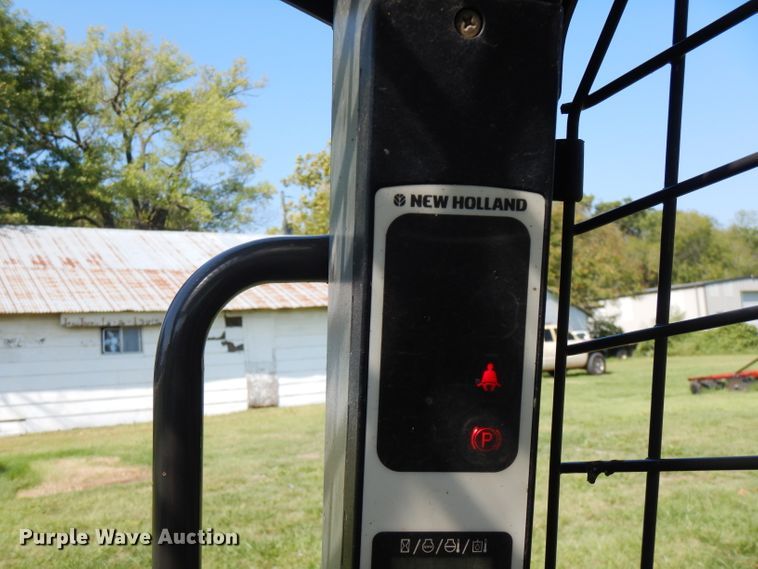 image for item FR9106 2016 New Holland L228  skid steer loader