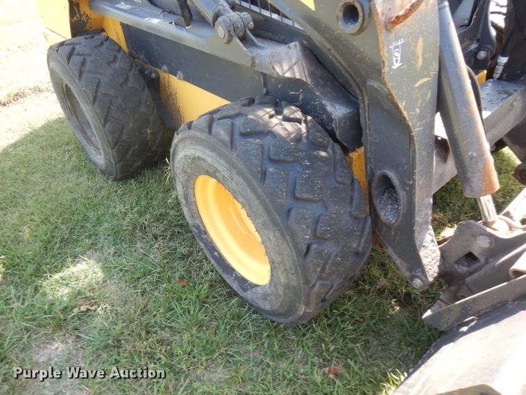 image for item FR9106 2016 New Holland L228  skid steer loader